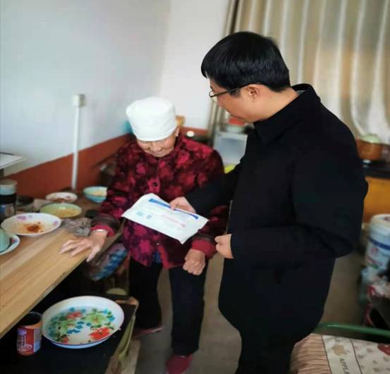 发放慰问物品